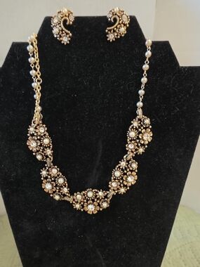Vintage Signed Lisner Necklace And Earring Set.